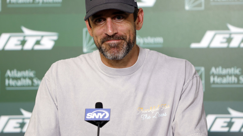 Aaron Rodgers dietro un microfono