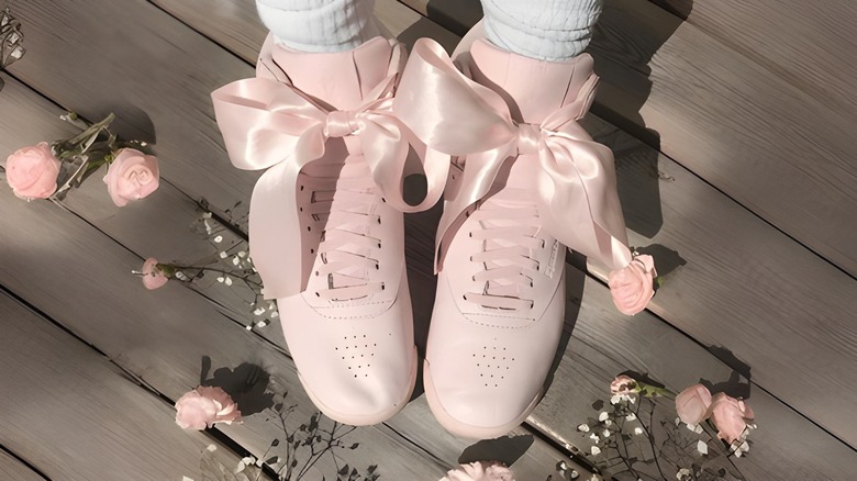 Sneakers rosa con nastri di raso