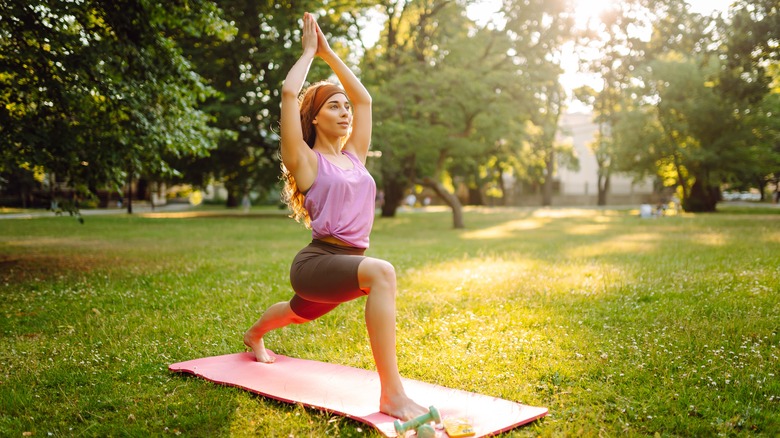 Donna in equilibrio in posizione yoga