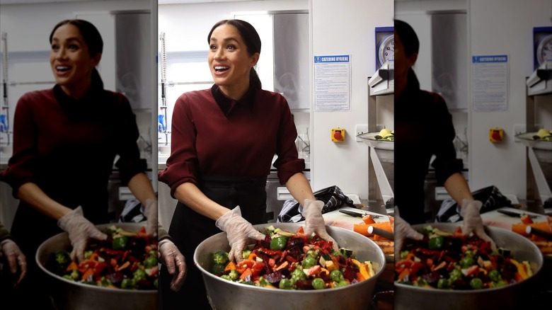 Meghan Markle mescola le verdure