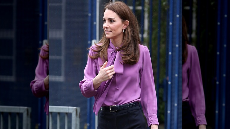 Kate Middleton indossa una blusa Gucci viola