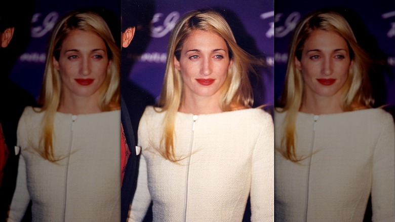 Carolyn Bessette-Kennedy indossa un abito formale bianco