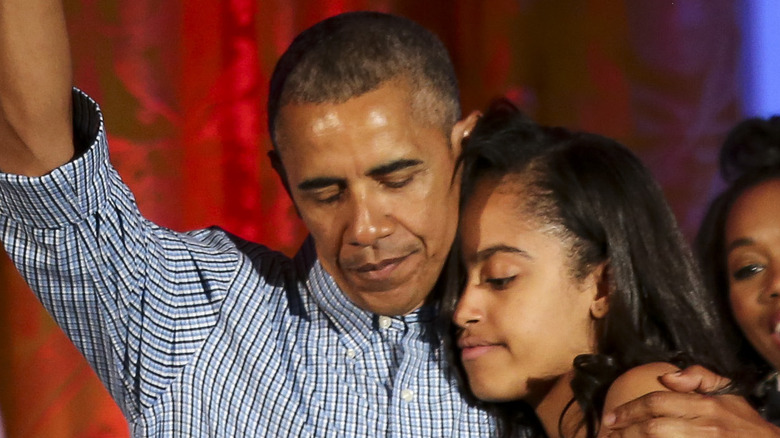 Barack Obama abbraccia Malia Obama