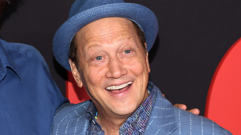 Rob Schneider sorride con il cappello