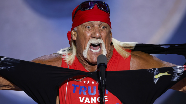 Hulk Hogan strappa la maglietta al RNC