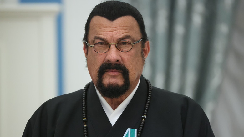 Steven Seagal fa una smorfia con gli occhiali