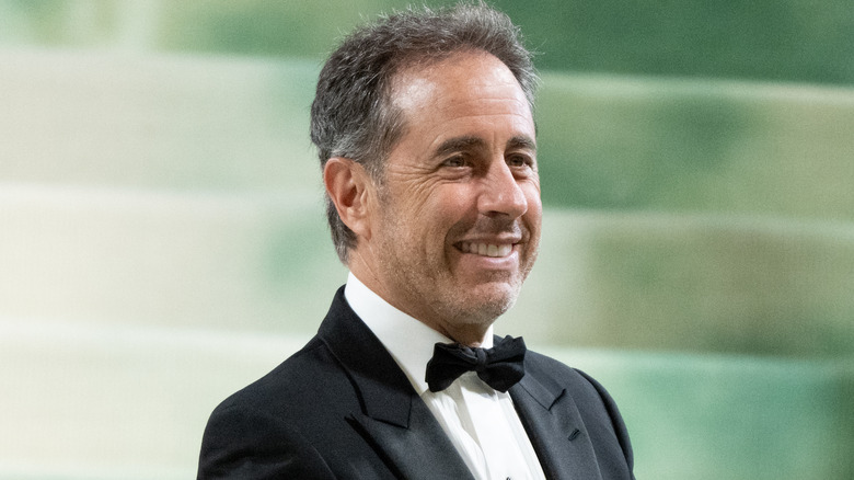 Jerry Seinfeld sorride indossando lo smoking