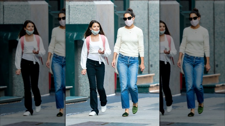 Suri Cruise all'aperto con Katie Holmes