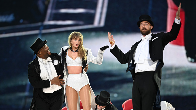 Taylor Swift, Travis Kelce si esibiscono