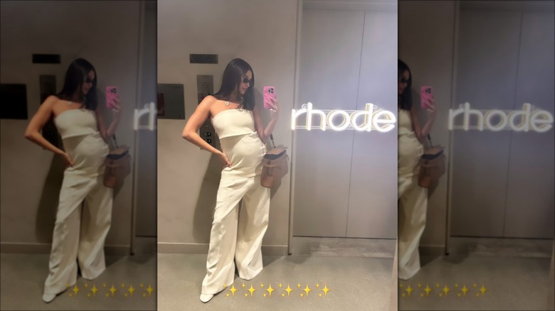 Hailey Bieber incinta in abito bianco