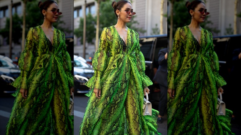 Donna che indossa un abito in pelle di serpente verde brillante 