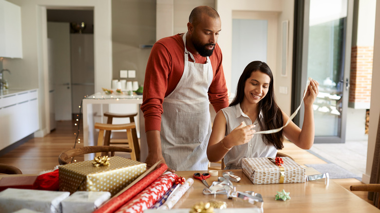 Coppia che impacchetta i regali di Natale