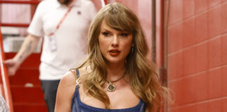 L'audace outfit da gioco dei Chiefs di Taylor Swift non riesce a distogliere l'attenzione dalle voci sulla rottura del contratto
