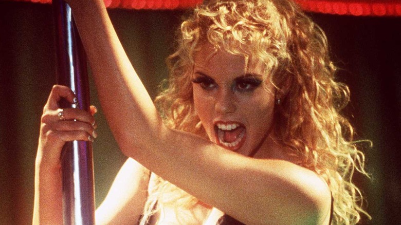 Elizabeth Berkley balla in Showgirls