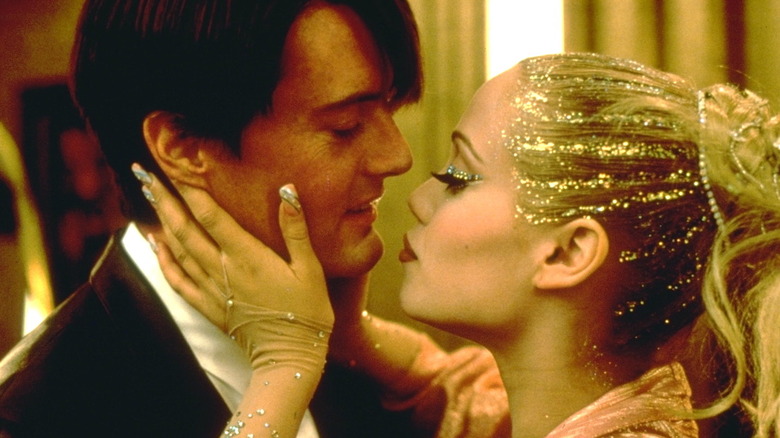 Kyle MacLachlan ed Elizabeth Berkley si abbracciano in Showgirls