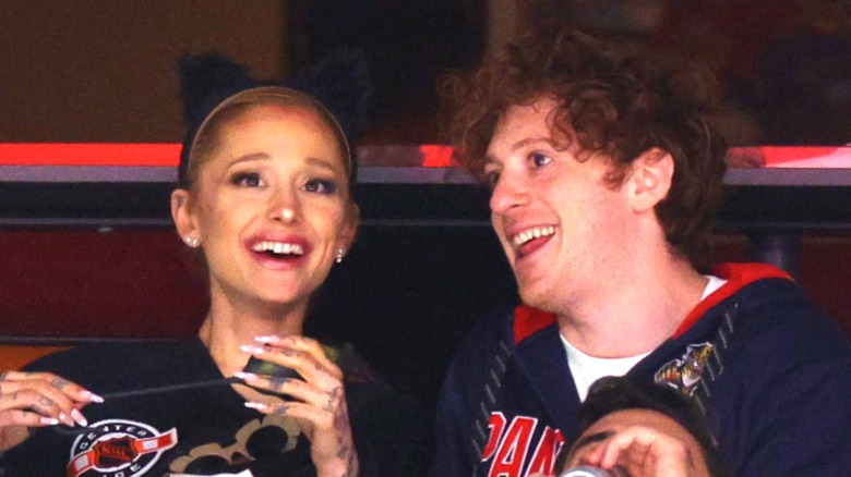 Ariana Grande ed Ethan Slater alla partita di hockey