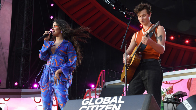 Shawn Mendes e Camila Cabello sul palco