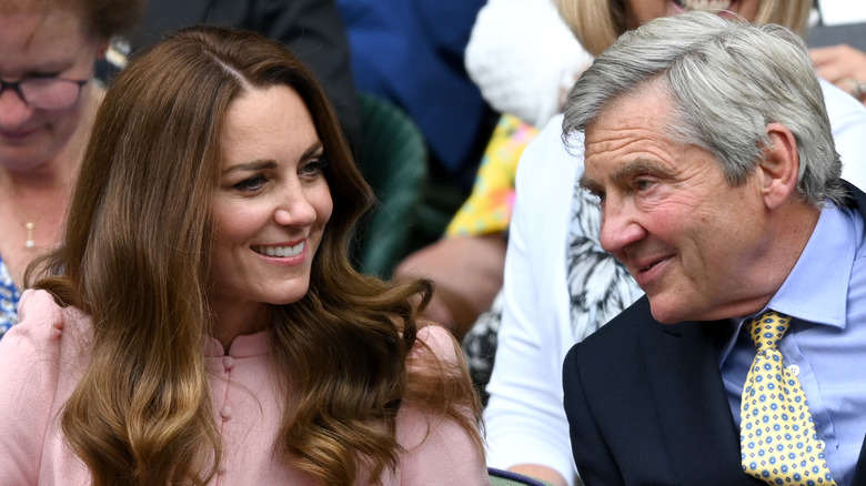 Michael Middleton e Kate Middleton sorridono