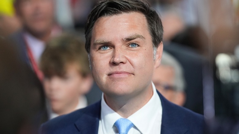 JD Vance senza barba