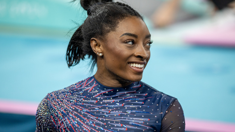 Simone Biles sorridente