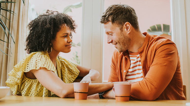 Uomo e donna che parlano con il caffè