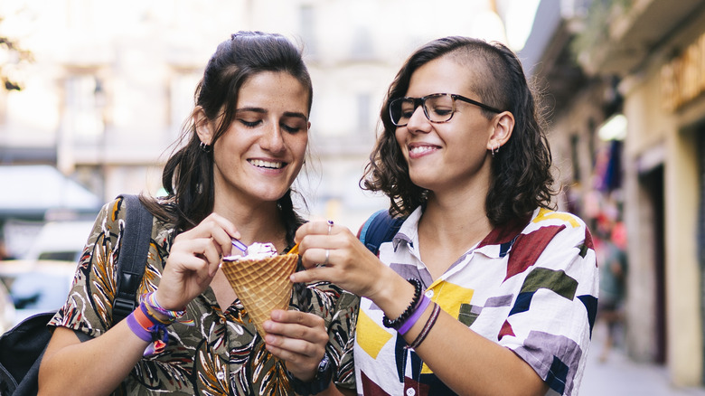 Coppia femminile che condivide il dessert