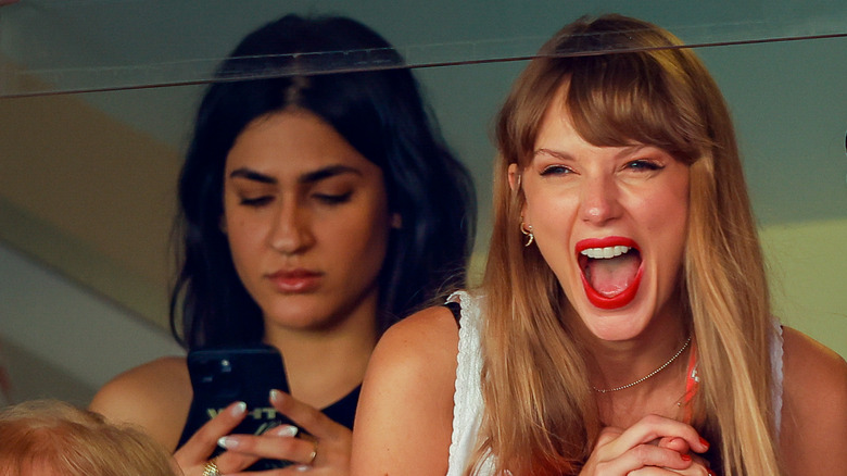 Pia Malihi guarda il telefono, Taylor Swift applaude