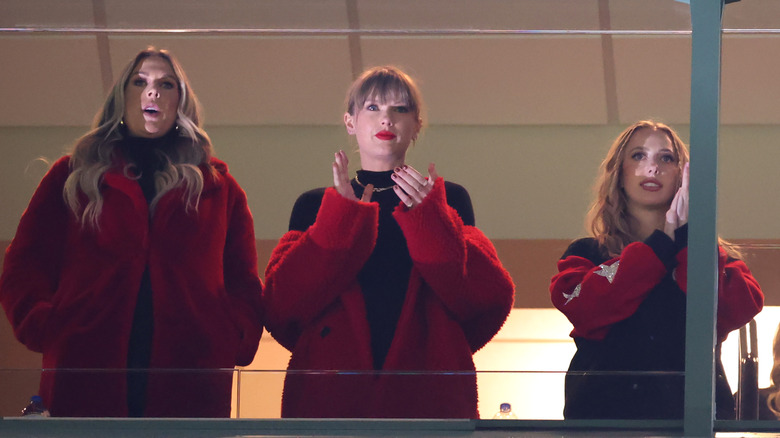 Taylor Swift applaude tra Lyndsay Bell e Brittany Mahomes