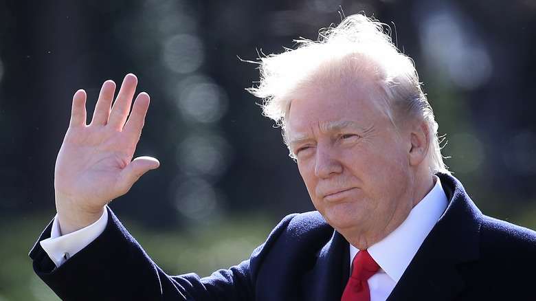 Donald Trump con i capelli al vento in una giornata ventosa