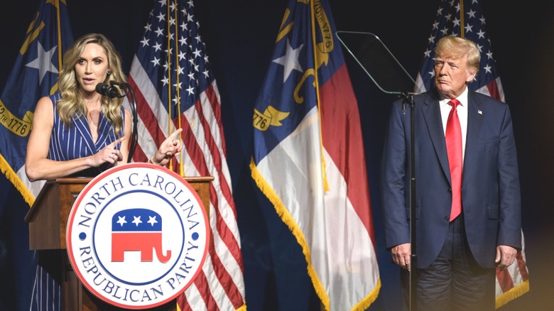 Donald Trump in piedi sul palco nella Carolina del Nord