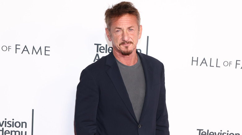 Sean Penn indossa il nero e il grigio