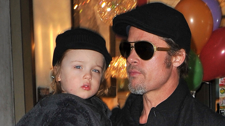 Brad Pitt tiene in braccio la giovane Vivienne