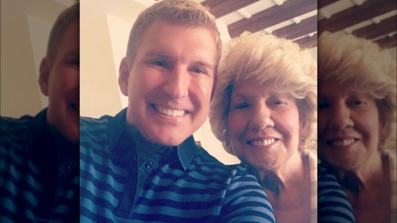 Todd e Faye Chrisley posano per un selfie