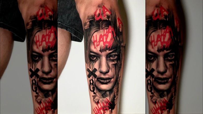 Tatuaggio trash polka del volto di una donna