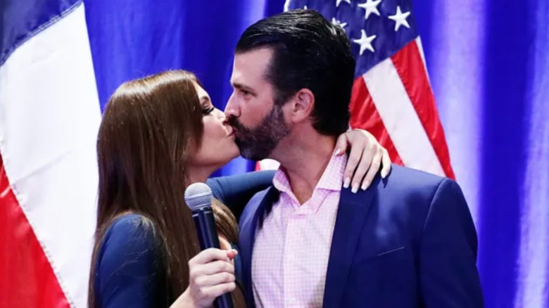 Kimberly Guilfoyle e Donald Trump Jr si baciano