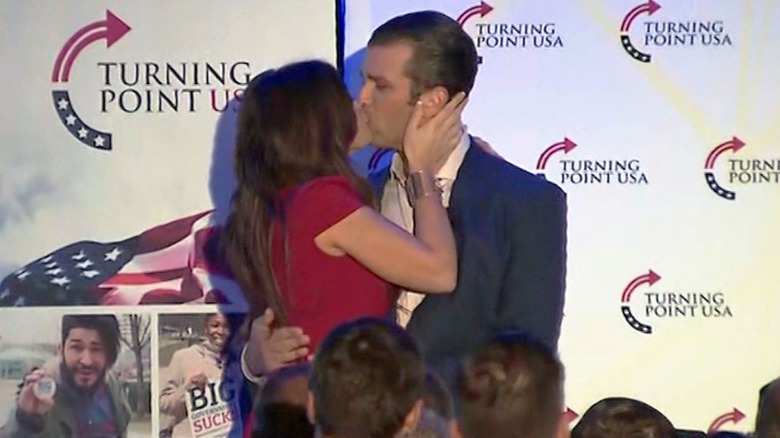 Kimberly Guilfoyle bacia Donald Trump Jr.