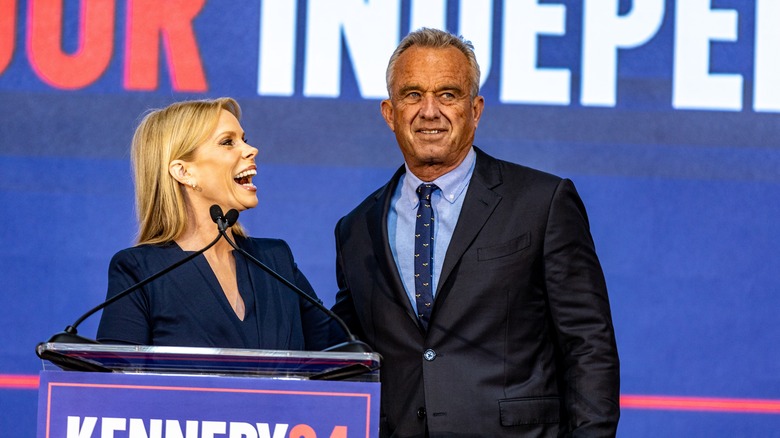 Robert F. Kennedy Jr. e Cheryl Hines ridono