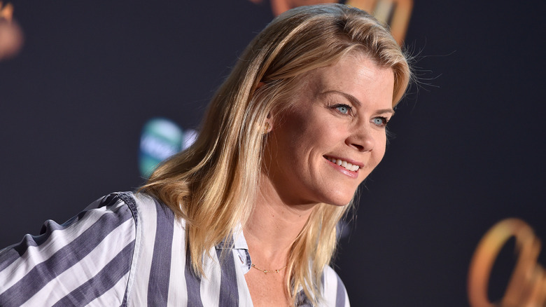 Alison Sweeney con riga laterale