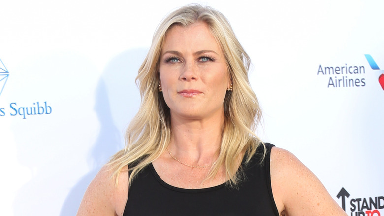 Alison Sweeney indossa una canotta nera