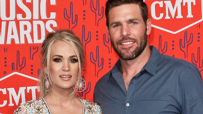 Mike Fisher e Carrie Underwood, entrambi sorridenti