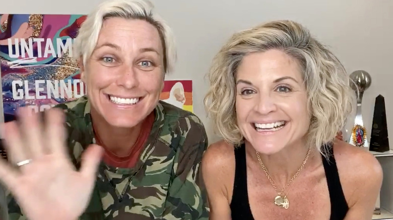 Abby Wambach e Glennon Doyle, sorridenti e salutanti