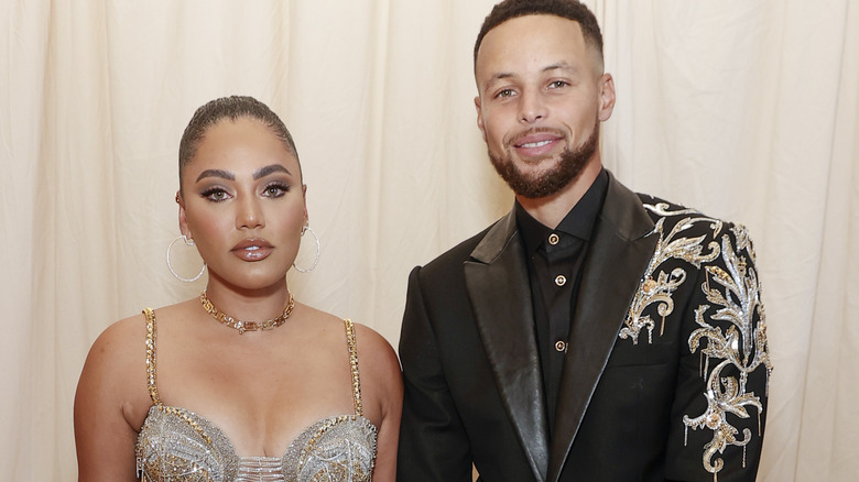 Steph Curry e Ayesha Curry, entrambi sorridenti