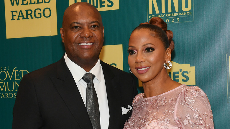 Rodney Peete e Holly Robinson Peete sorridono nel 2023