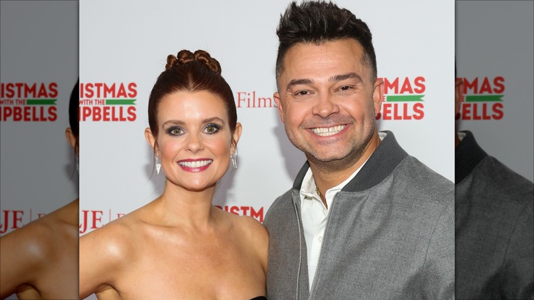 Nick Swisher e JoAnna Garcia Swisher sorridono a Hollywood nel 2022