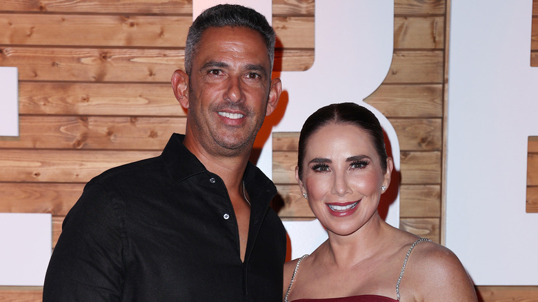 Jorge Posada e Laura Posada sorridono a Miami nel 2022