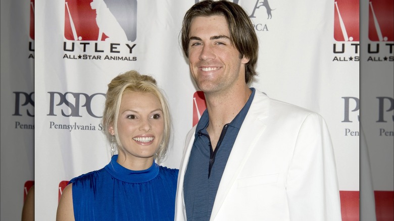 Cole Hamels e Heidi Strobel sorridono a Philadelphia nel 2009