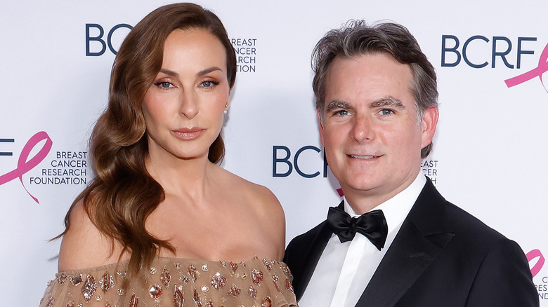 Jeff Gordon e Ingrid Vandebosch sorridono a New York nel 2023