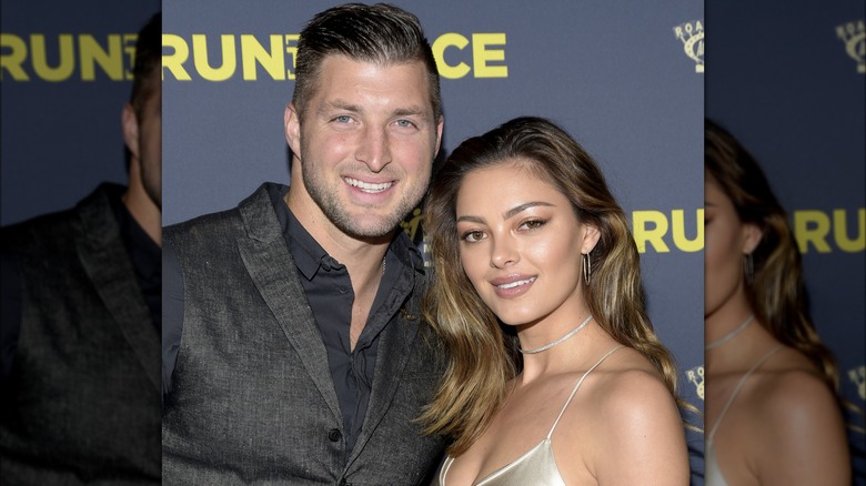 Tim Tebow e Demi-Leigh Nel-Peters sorridono a Hollywood nel 2019