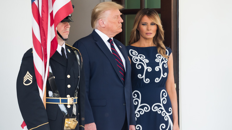 Donald e Melania Trump in piedi