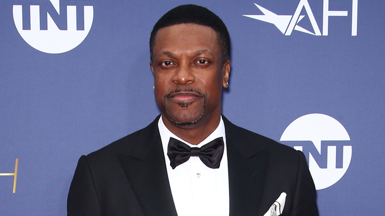 Chris Tucker in giacca e cravatta